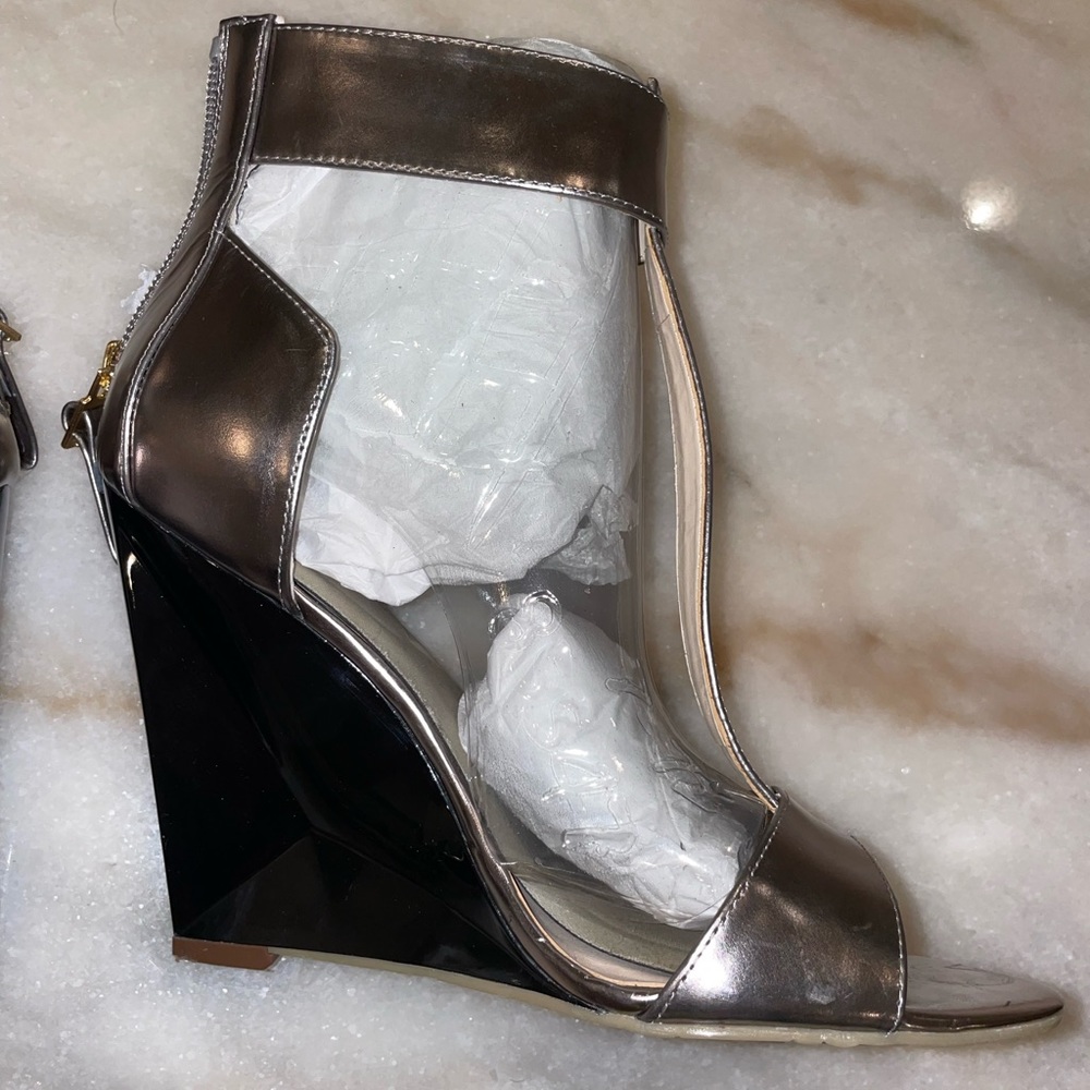 Boutique 9 Gold Heels - Picture 6 of 10